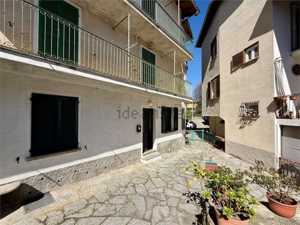 casa indipendente in vendita ad Arona in zona Dagnente