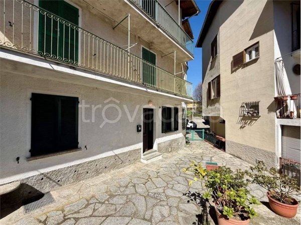 casa indipendente in vendita ad Arona in zona Dagnente