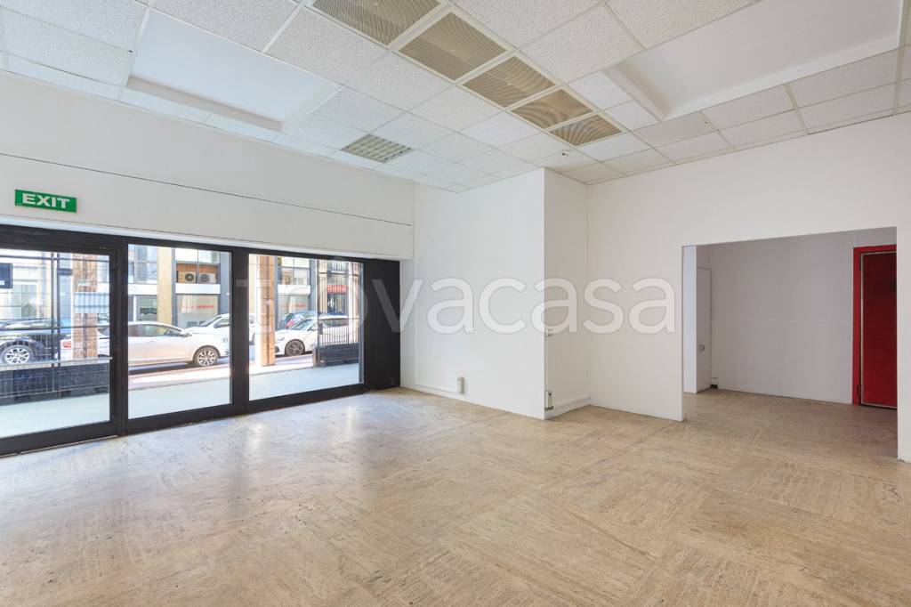 negozio in vendita ad Arona