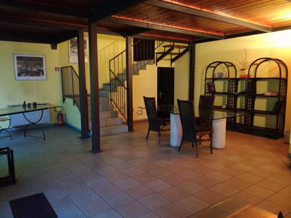 locale commerciale in vendita ad Arona