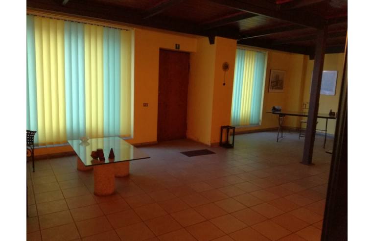 locale commerciale in vendita ad Arona