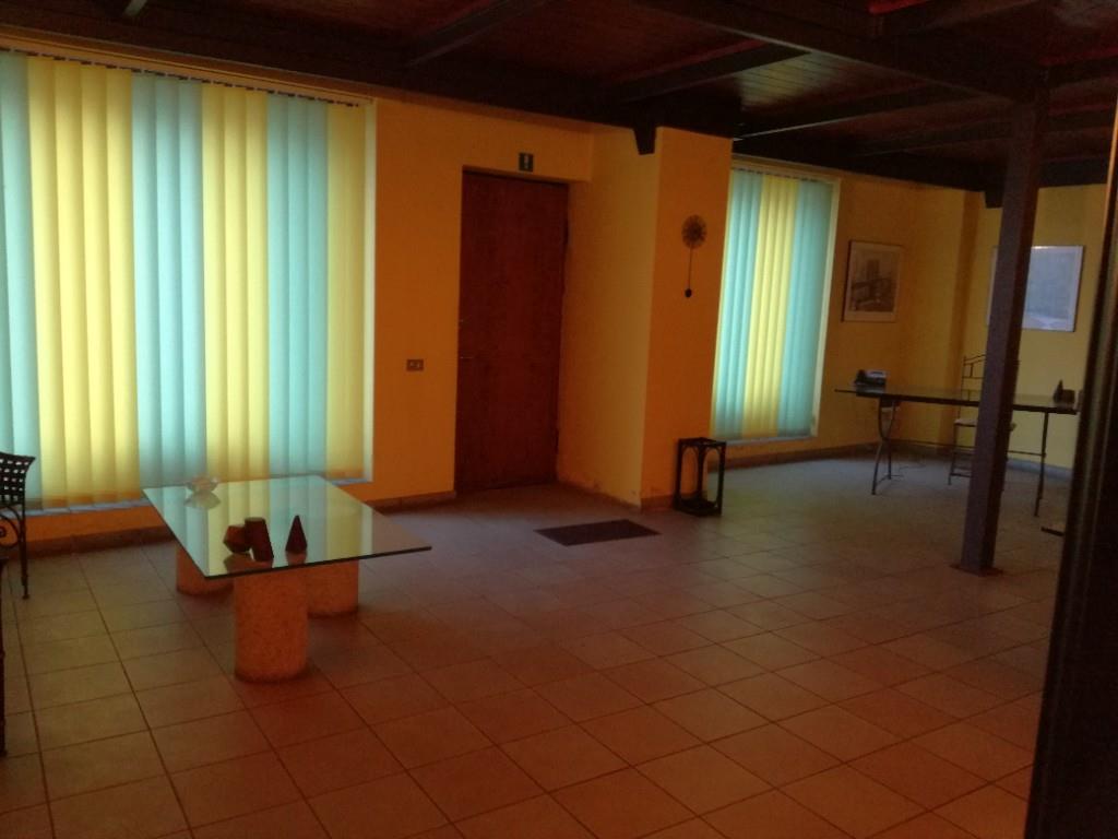 locale commerciale in vendita ad Arona in zona Mercurago