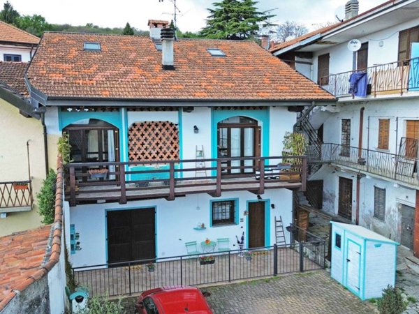 casa indipendente in vendita ad Arona in zona Montrigiasco