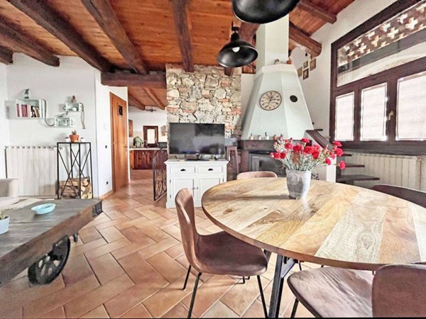 casa indipendente in vendita ad Arona in zona Montrigiasco
