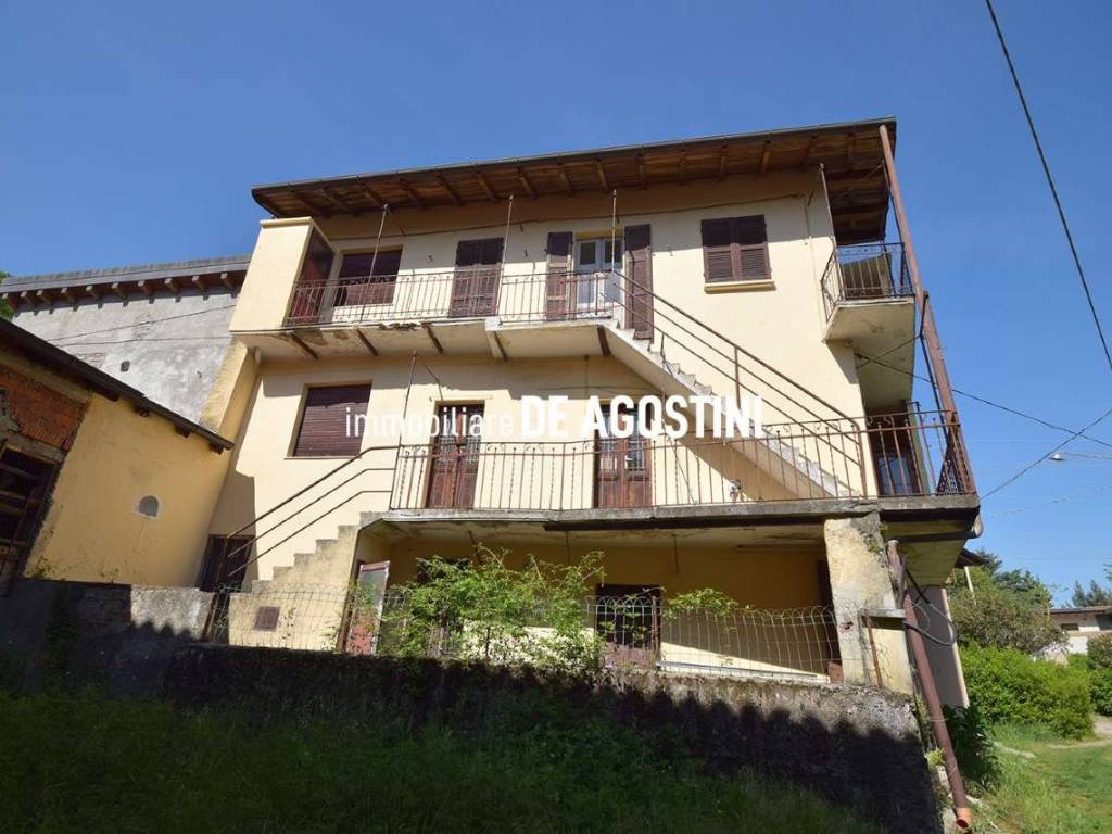 casa indipendente in vendita ad Arona in zona Dagnente