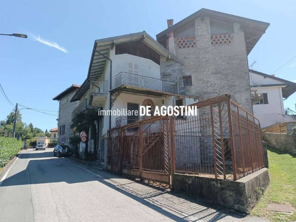 casa indipendente in vendita ad Arona in zona Montrigiasco