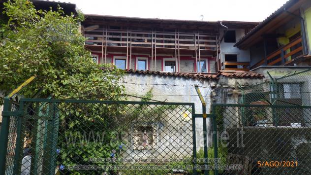 casa indipendente in vendita ad Arona in zona Montrigiasco