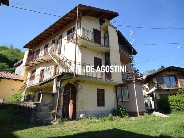 casa indipendente in vendita ad Arona in zona Dagnente