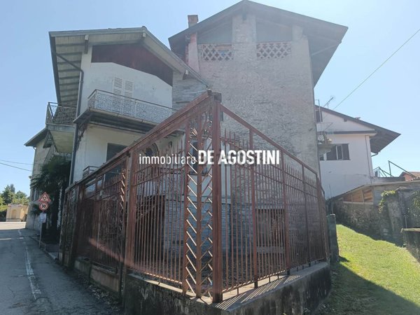 casa indipendente in vendita ad Arona in zona Montrigiasco