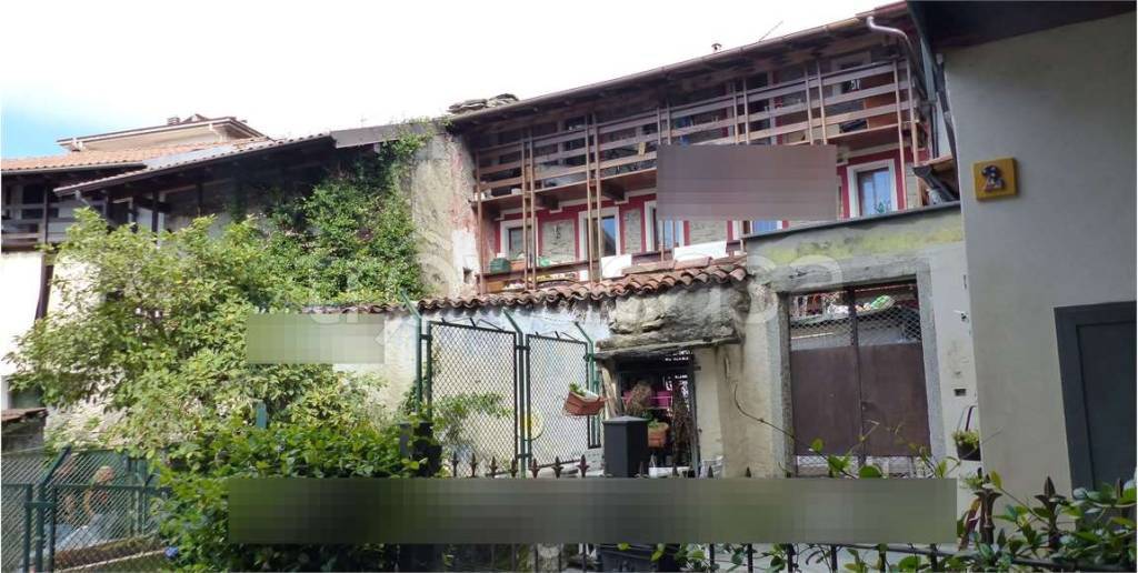 casa indipendente in vendita ad Arona in zona Montrigiasco