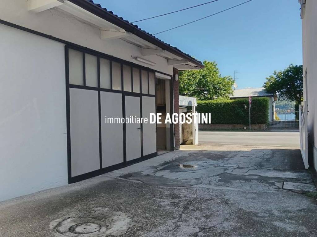 locale commerciale in vendita ad Arona