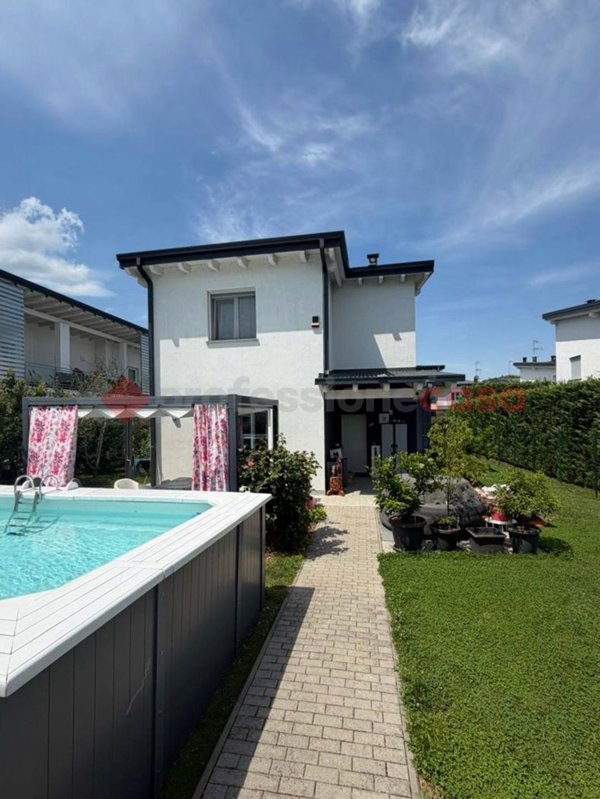 casa indipendente in vendita ad Arona in zona Mercurago