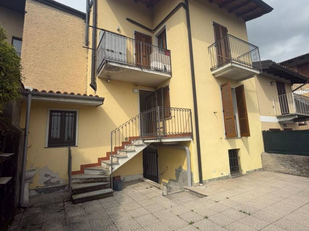 appartamento in vendita ad Arona in zona Dagnente