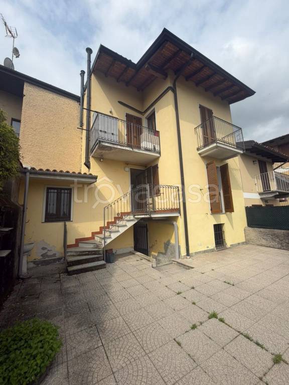 appartamento in vendita ad Arona in zona Dagnente