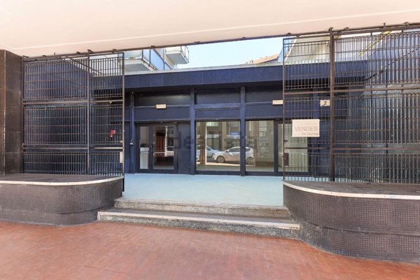 locale commerciale in vendita ad Arona