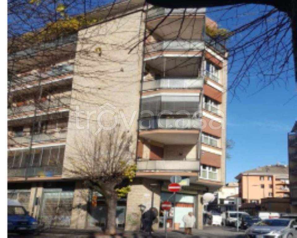 negozio in vendita ad Arona