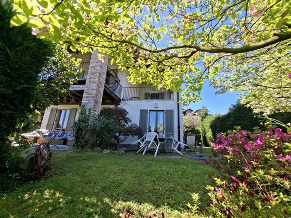 casa indipendente in vendita ad Arona in zona Mercurago