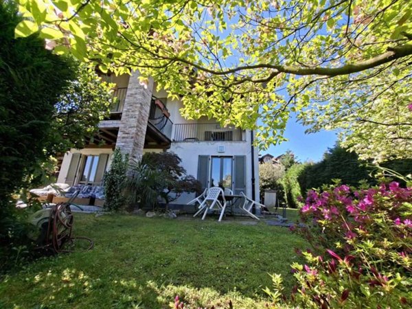 casa indipendente in vendita ad Arona in zona Mercurago