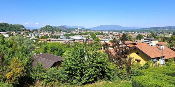 casa indipendente in vendita ad Arona in zona Mercurago