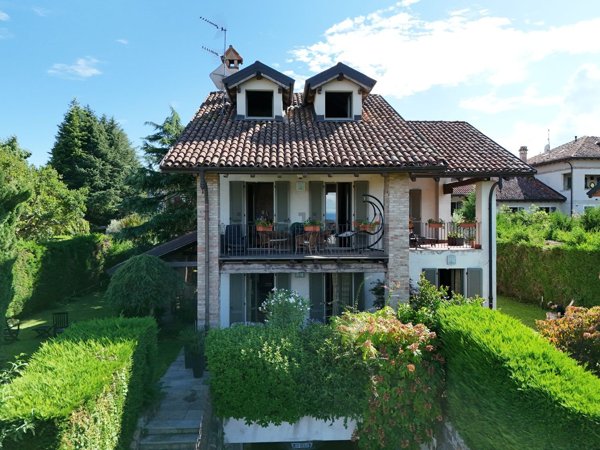 casa indipendente in vendita ad Arona in zona Mercurago