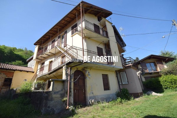 casa indipendente in vendita ad Arona in zona Campagna