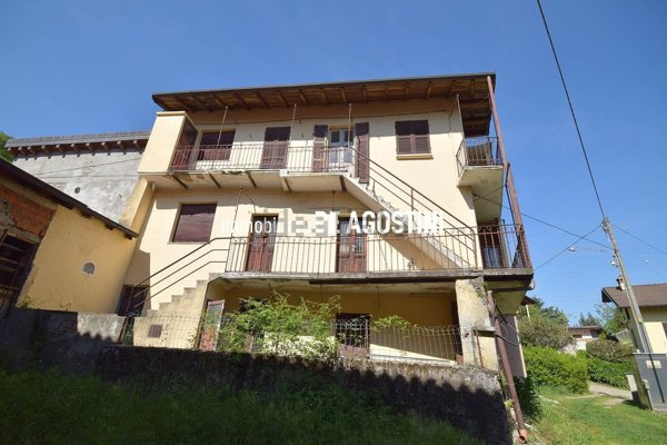 appartamento in vendita ad Arona in zona Campagna