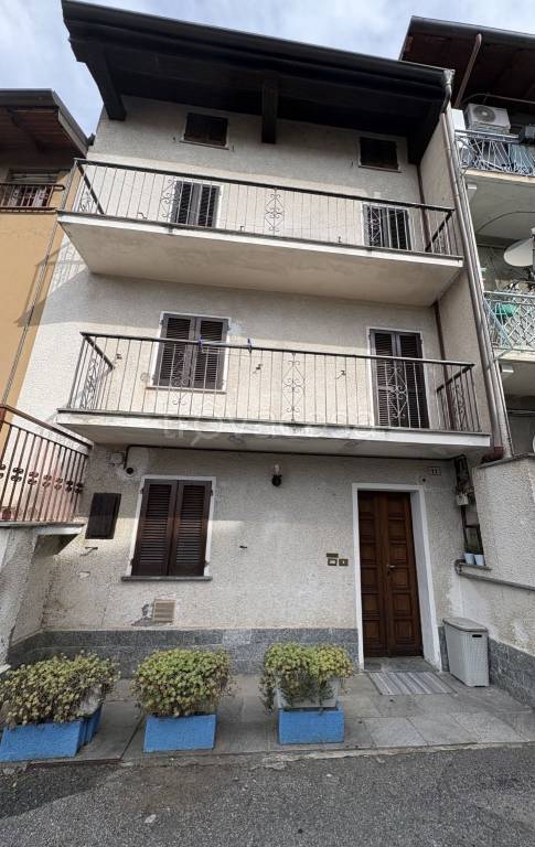 casa indipendente in vendita ad Arona in zona Mercurago