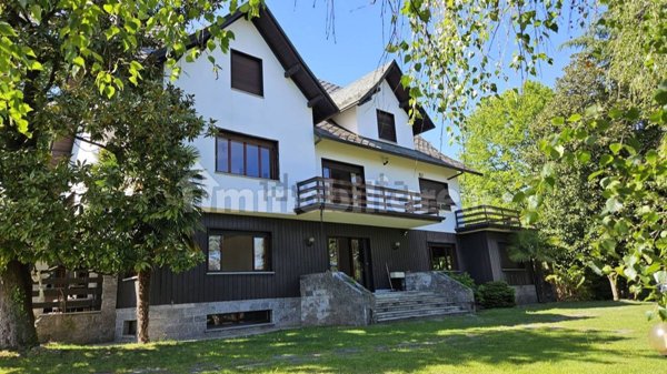 casa indipendente in vendita ad Arona in zona Montrigiasco