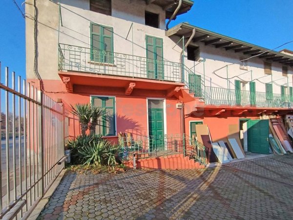 casa indipendente in vendita ad Arona in zona Mercurago