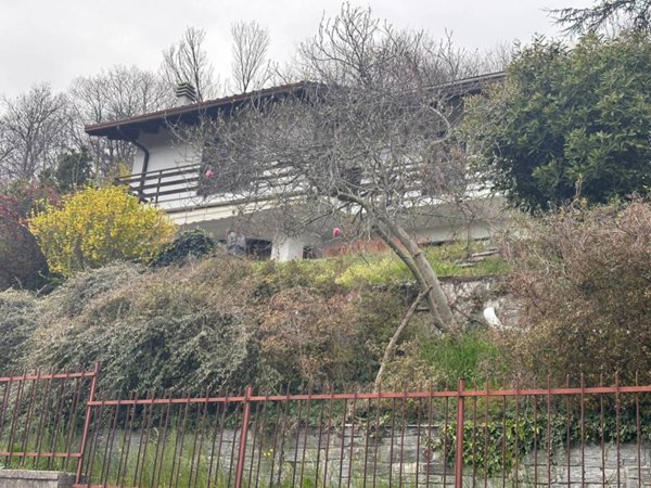 casa indipendente in vendita ad Arona in zona Dagnente