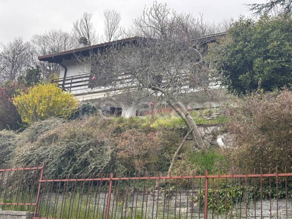 casa indipendente in vendita ad Arona in zona Dagnente
