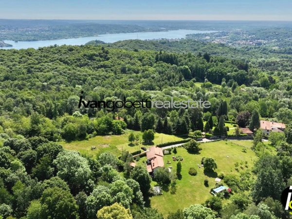casa indipendente in vendita ad Arona in zona Campagna