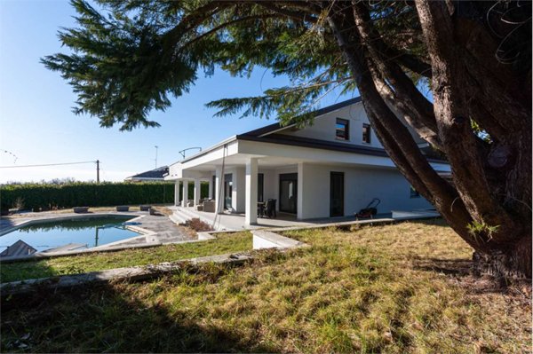 casa indipendente in vendita ad Arona in zona Mercurago