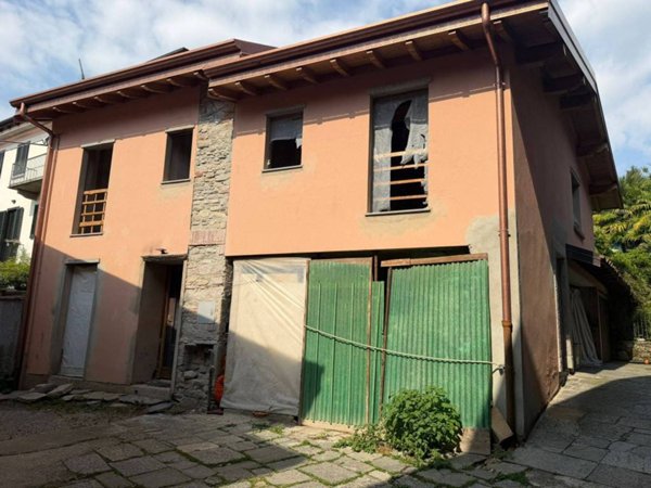 casa indipendente in vendita ad Arona in zona Montrigiasco
