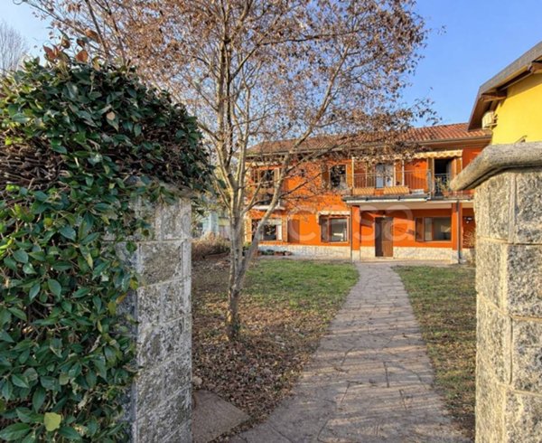 casa indipendente in vendita ad Arona in zona Mercurago