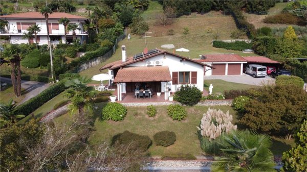 casa indipendente in vendita ad Arona in zona Dagnente