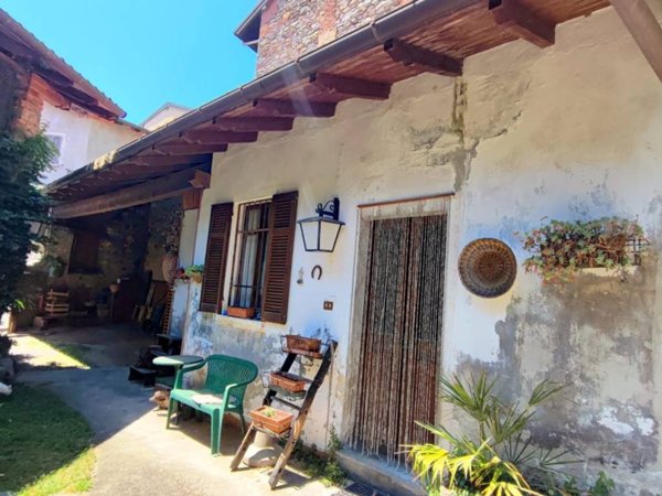 casa indipendente in vendita ad Arona in zona Dagnente