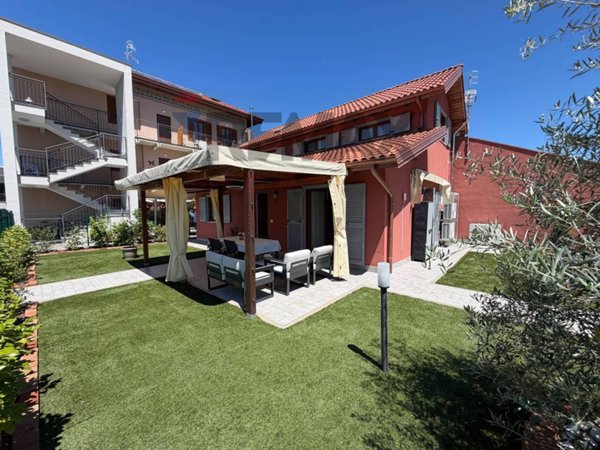casa indipendente in vendita ad Arona in zona Mercurago