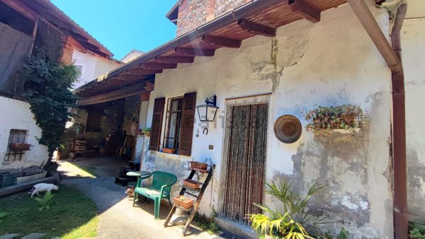casa indipendente in vendita ad Arona in zona Dagnente