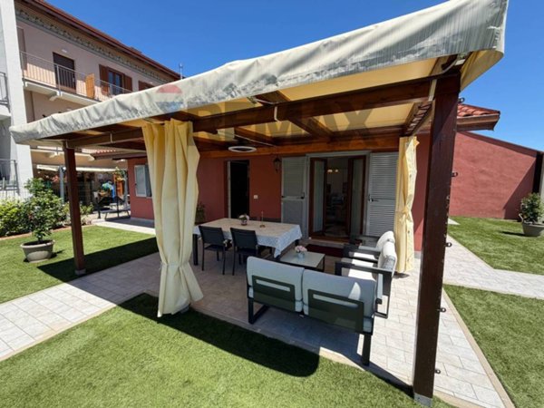 casa indipendente in vendita ad Arona in zona Mercurago
