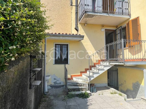 appartamento in vendita ad Arona in zona Dagnente