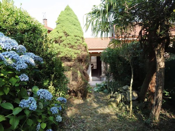 casa indipendente in vendita ad Arona in zona Montrigiasco