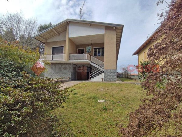 casa indipendente in vendita ad Arona in zona Mercurago