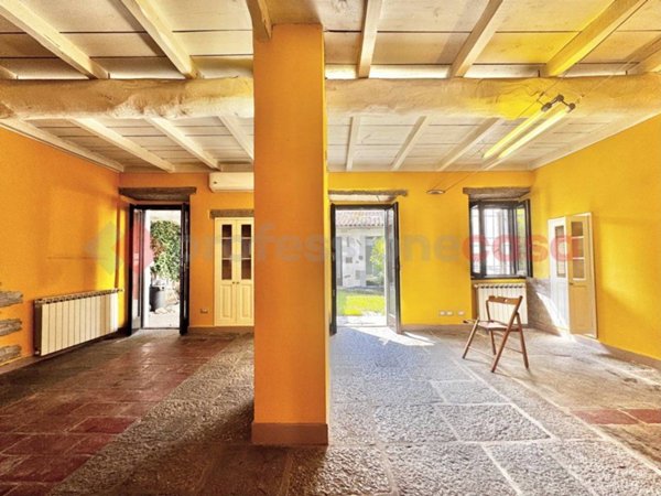 casa indipendente in vendita ad Arona in zona Mercurago