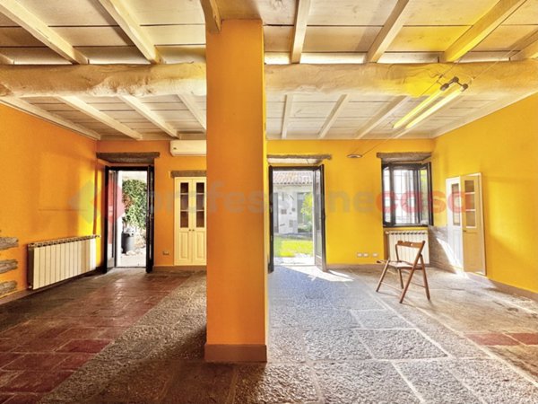 casa indipendente in vendita ad Arona in zona Mercurago