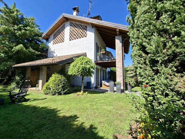 casa indipendente in vendita ad Arona in zona Mercurago