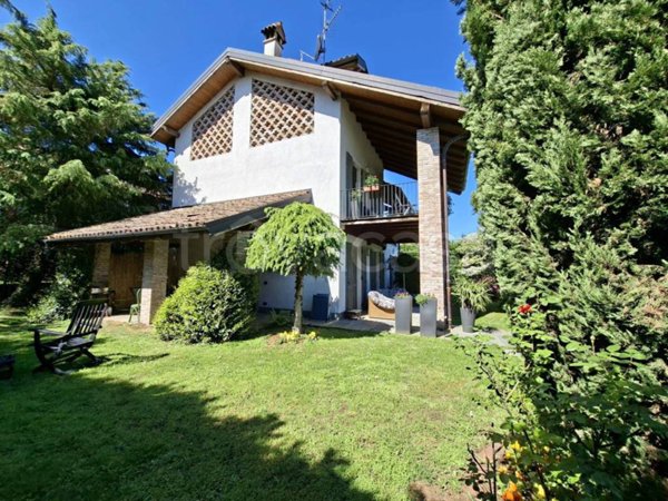 casa indipendente in vendita ad Arona in zona Mercurago