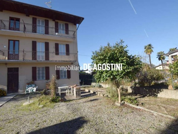 casa indipendente in vendita ad Arona in zona Mercurago