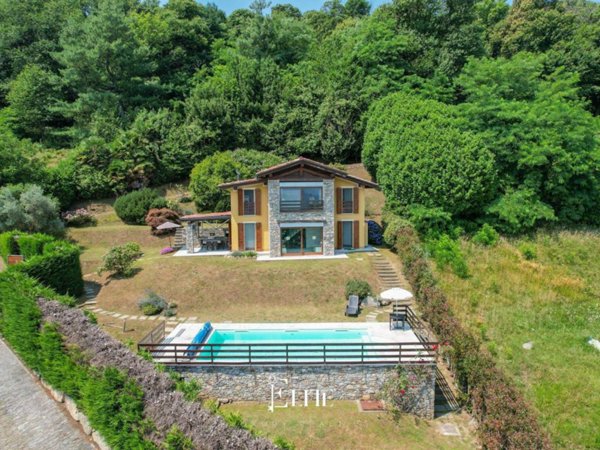 casa indipendente in vendita ad Arona in zona Dagnente
