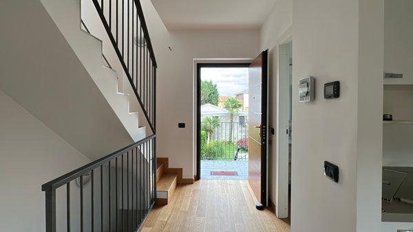 casa indipendente in vendita ad Arona in zona Mercurago